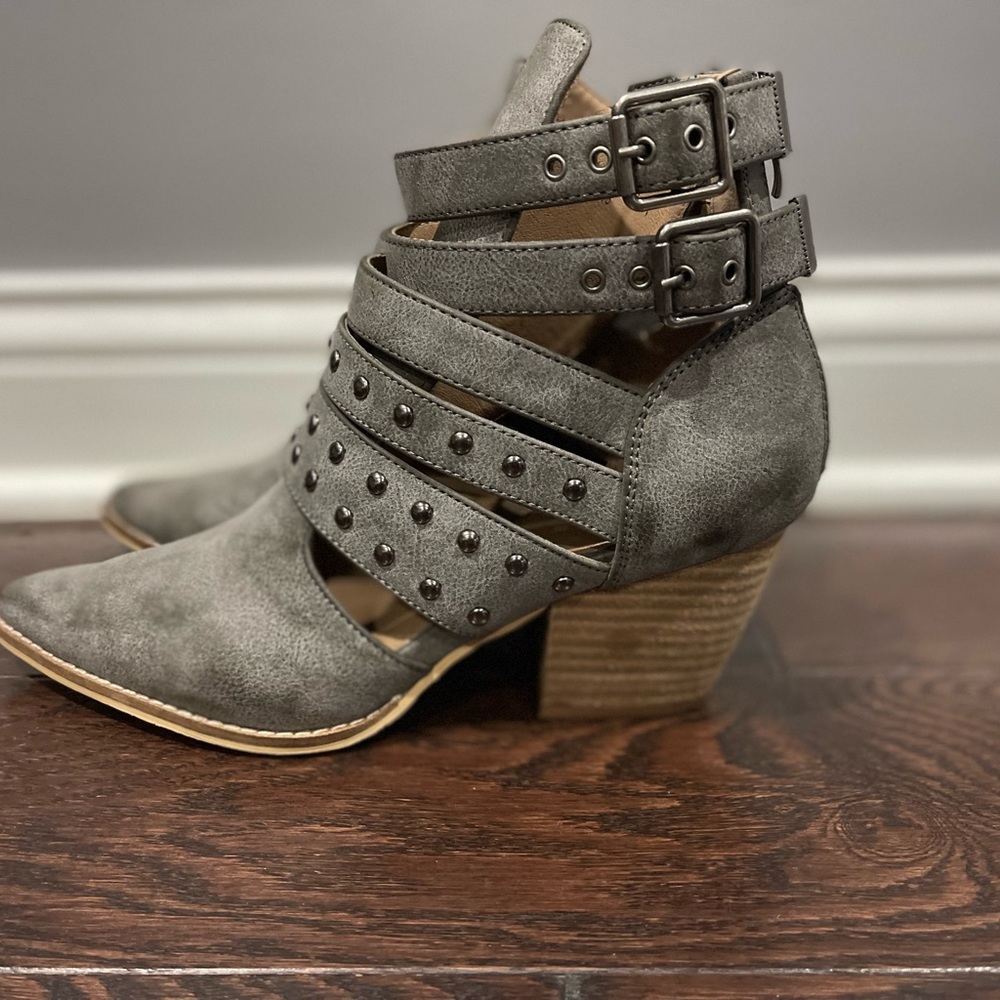 BUCKLE BEAST FASHION ARISA STUD STRAPPY ANKLE BOOT Size 7.5 - Picture 4 of 7